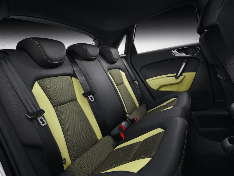 Интерьер Audi A1 Sportback TDI (8X) 2012 года  (фото 3 из 6)